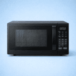 Micro-ondas preto moderno com painel digital em fundo azul claro.